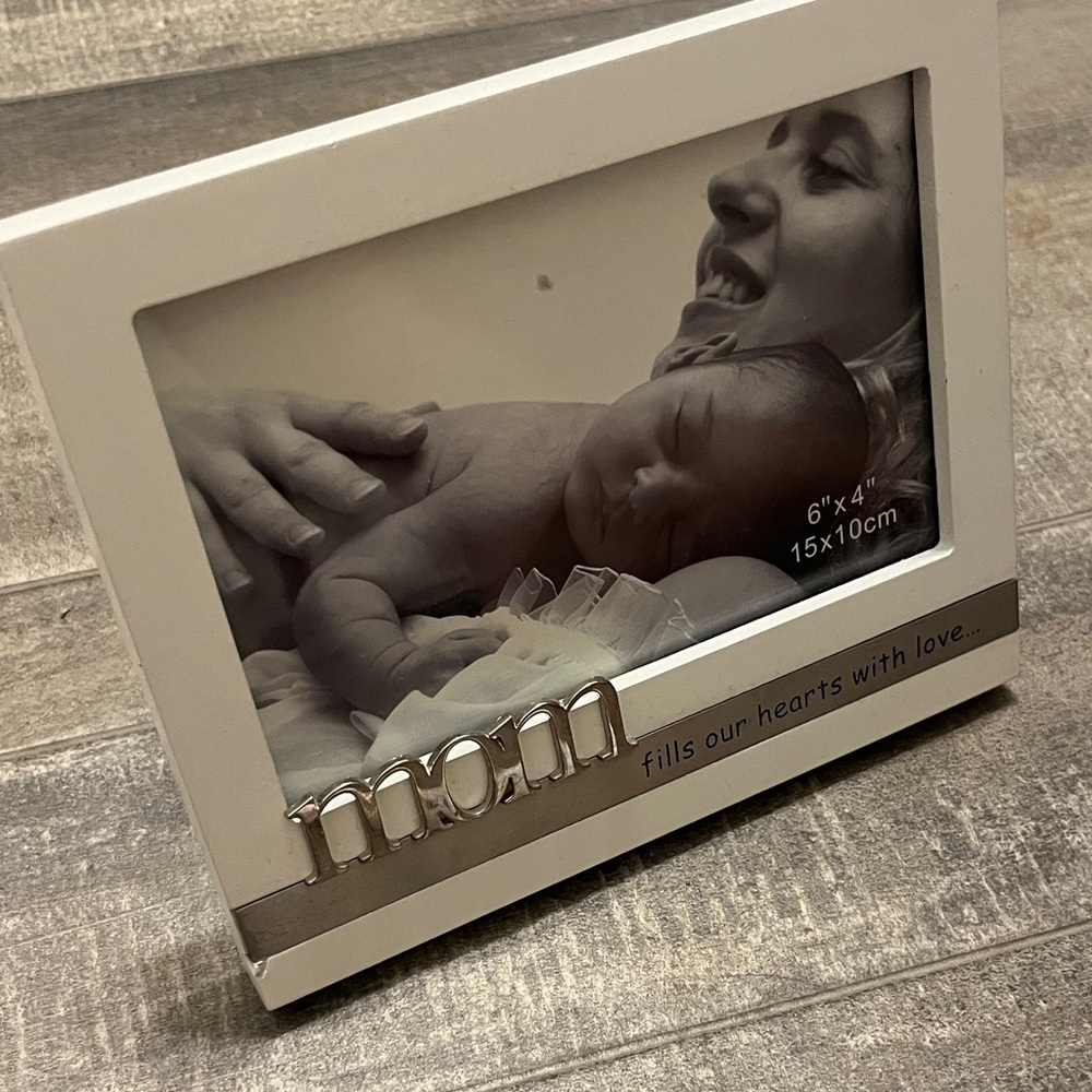 White 'Mom' Photo Frame